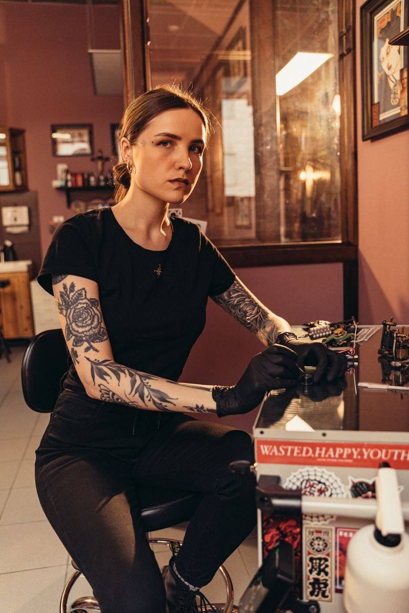 Léa R., fine line tattoo artist