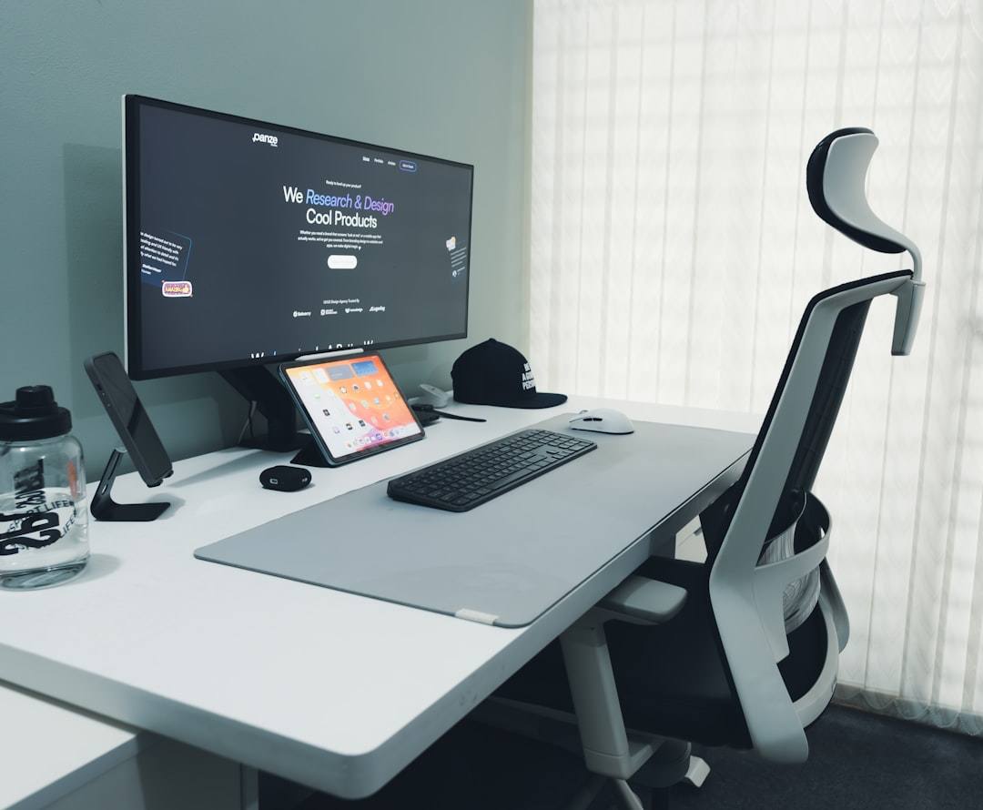 Un bureau calme avec un portable qui affiche Lattice